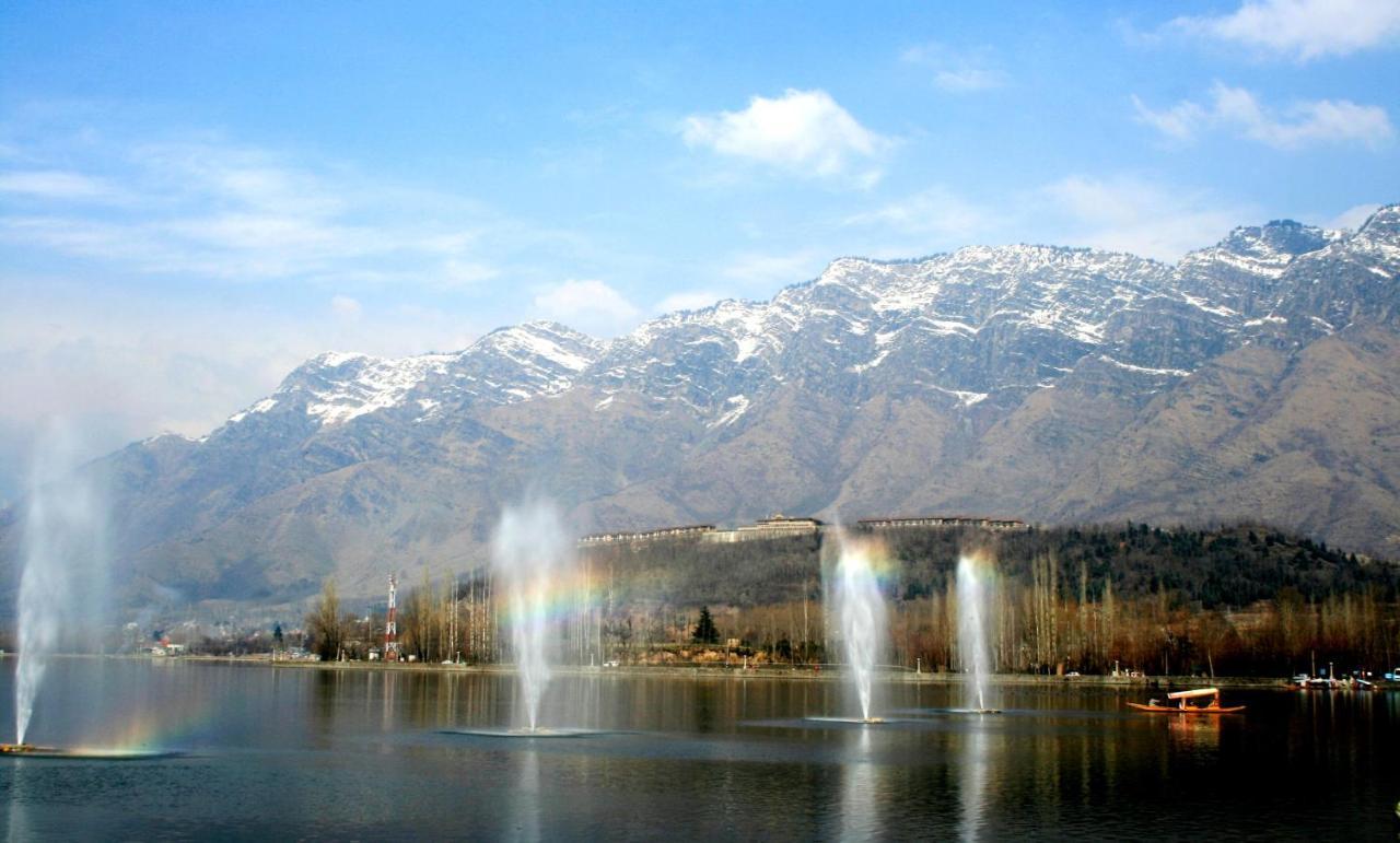 Отель Taj Dal View Srinagar Экстерьер фото