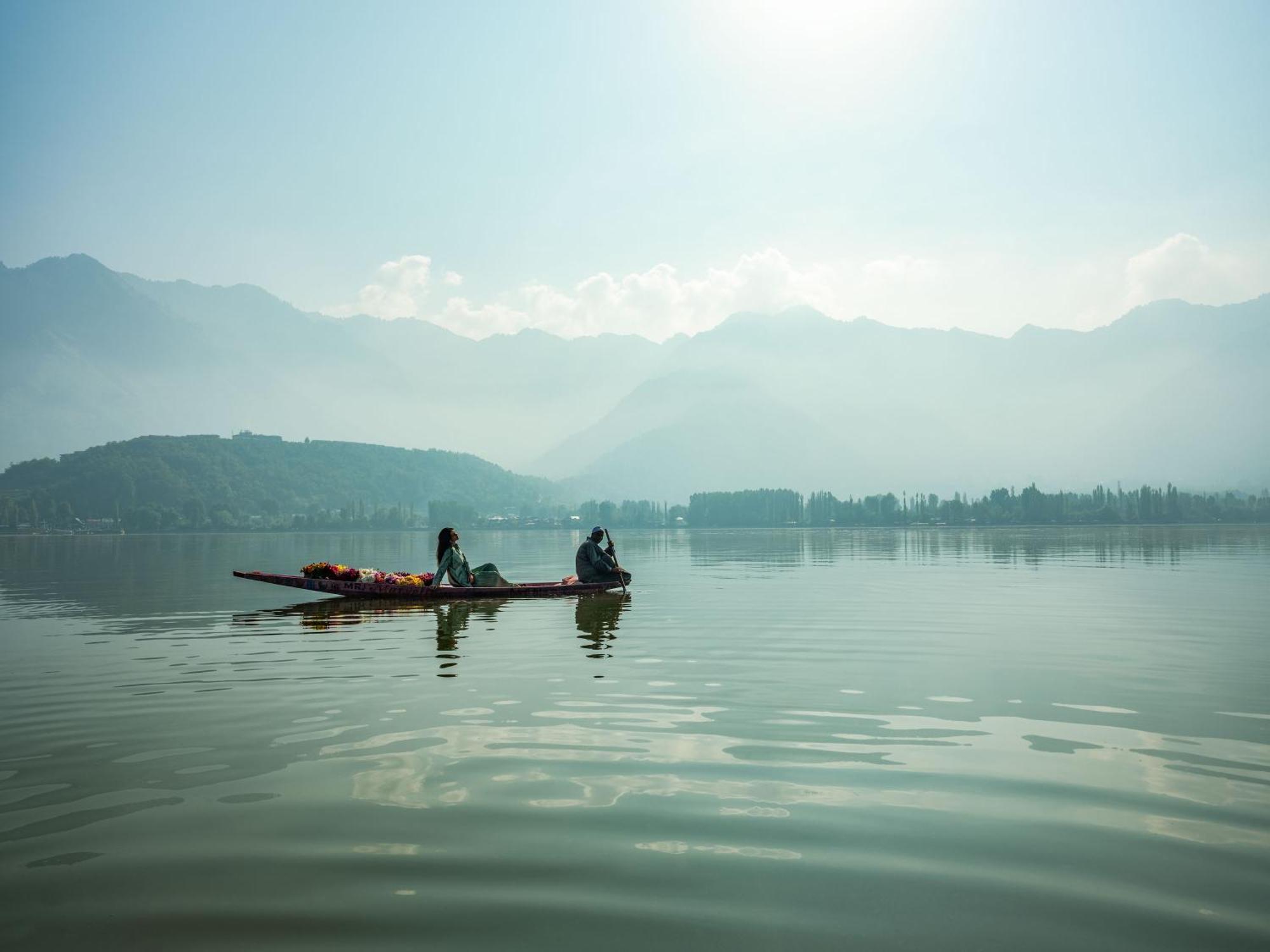 Отель Taj Dal View Srinagar Экстерьер фото