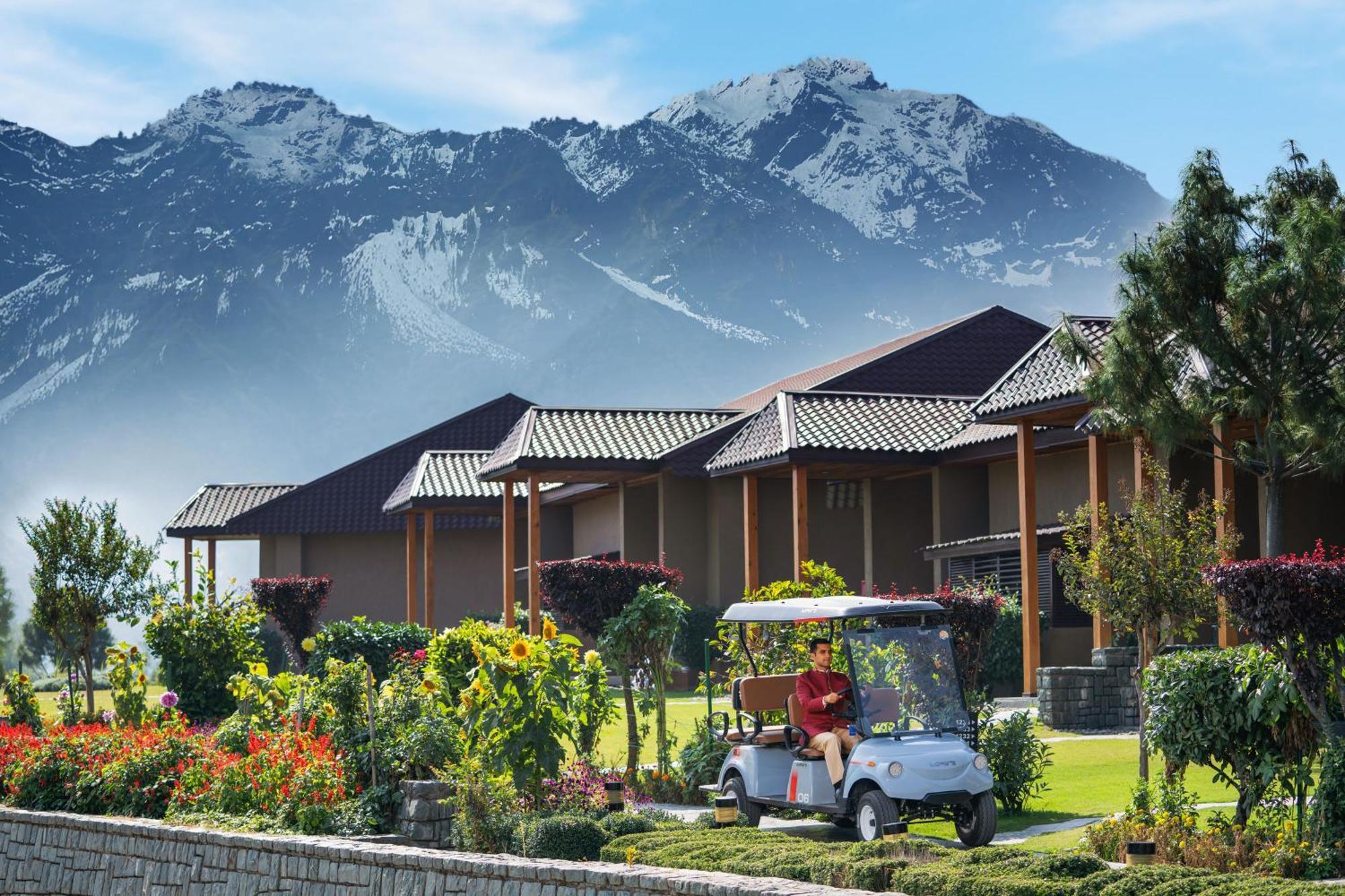 Отель Taj Dal View Srinagar Экстерьер фото